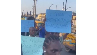 Photo of Energy Crisis: ‘No Light, No Life’ – Lagos residents protest prolonged power outage