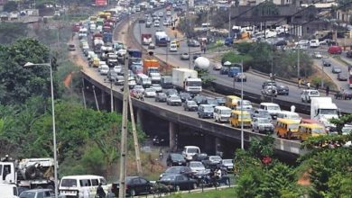 Photo of Heavy traffic jam as container truck falls on Otedola Bridge Lagos