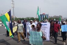 Photo of BREAKING: Police retirees shut down Presidential Villa gate, protest pension scheme
