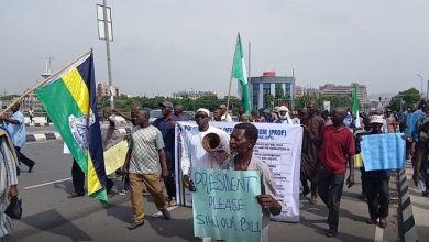 Photo of BREAKING: Police retirees shut down Presidential Villa gate, protest pension scheme